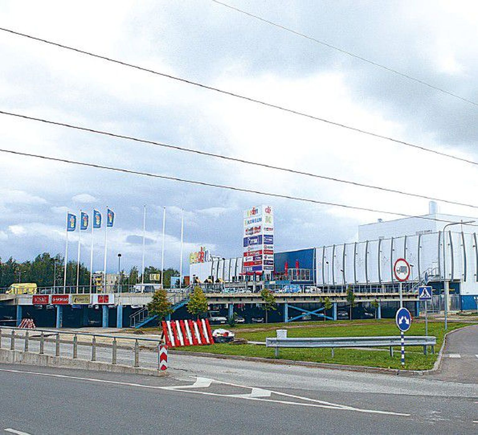 Eedeni kaubakeskuse senise korrusparkla asemele kerkib omaniku plaanide järgi sama kõrge kaubanduskeskuse laiendus kui olemasolev osa, uus neljakorruseline parkimismaja tuleb kaubanduskeskuse A. Le Coqi spordimaja poolsesse külge tühermaale.