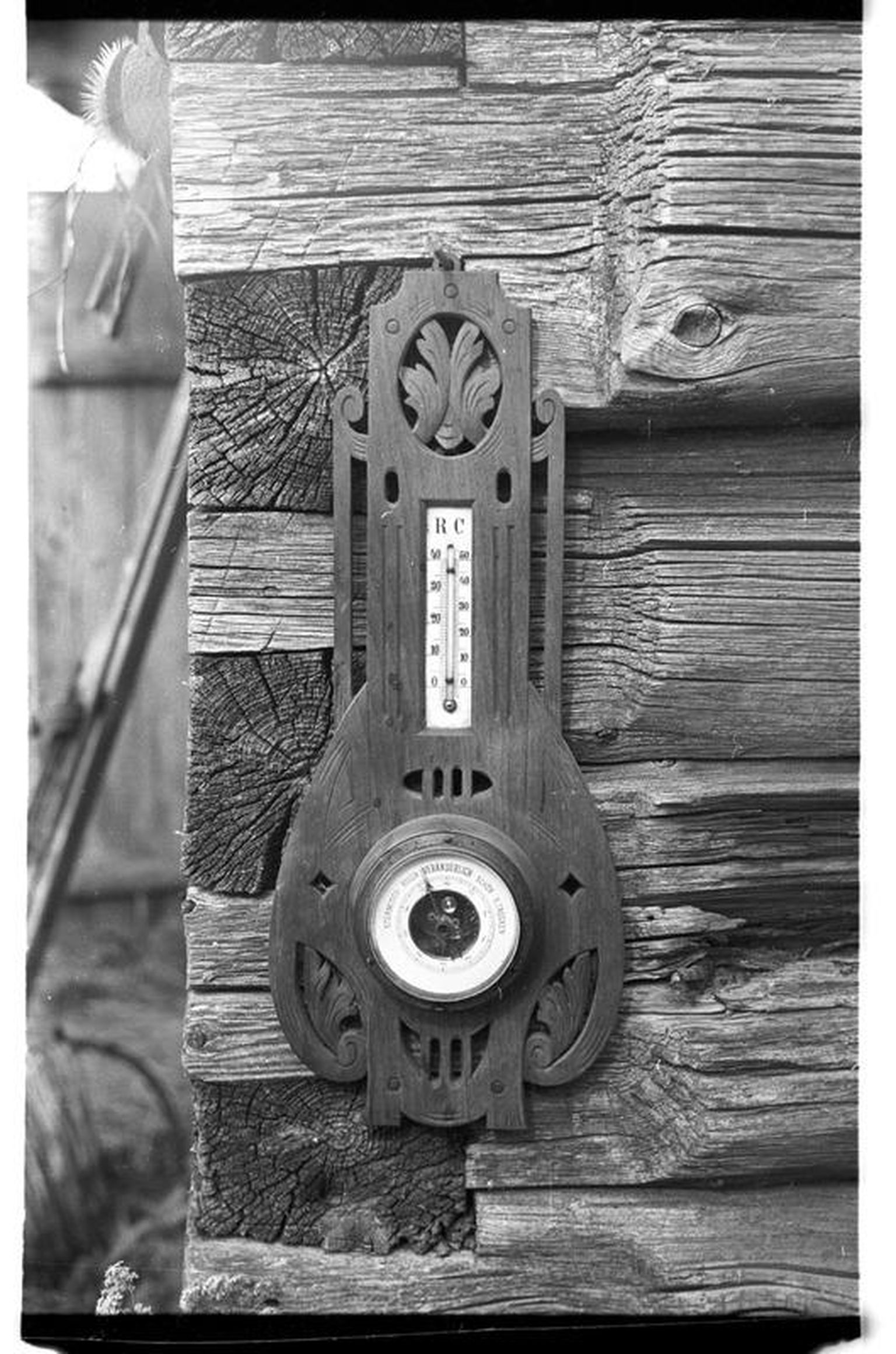 1975. aasta fotol on Palmse mõisast pärit termomeeter-baromeeter Kivikatku talus.
