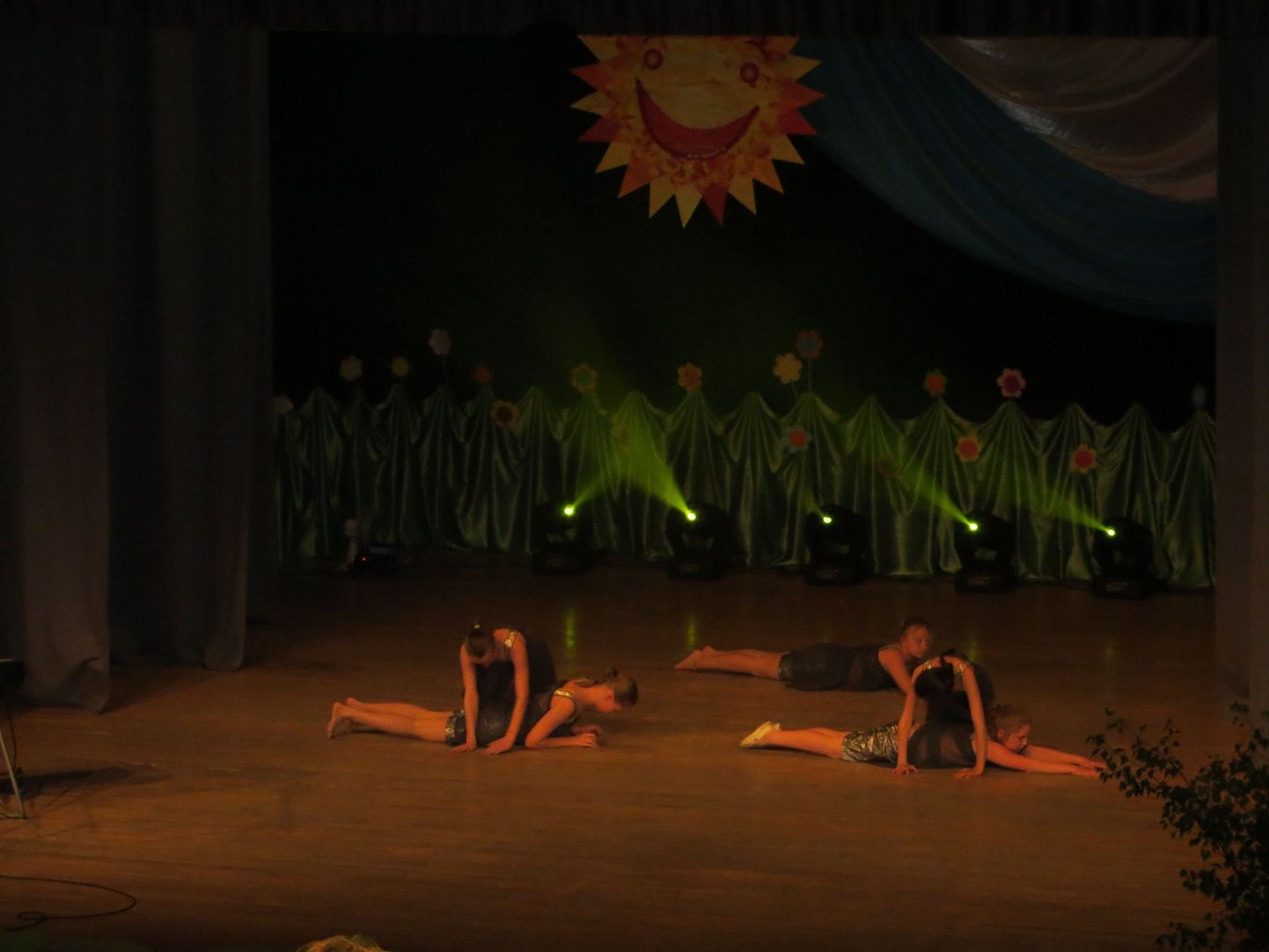 Max-Mary pidupäevakontserdil esinesid kõik trupi tantsurühmad. Akrobaatilist meisterlikkust näitas tütarlaste tantsutrupp.