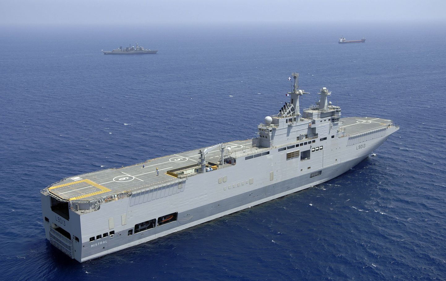 Французское военное судно Mistral.
