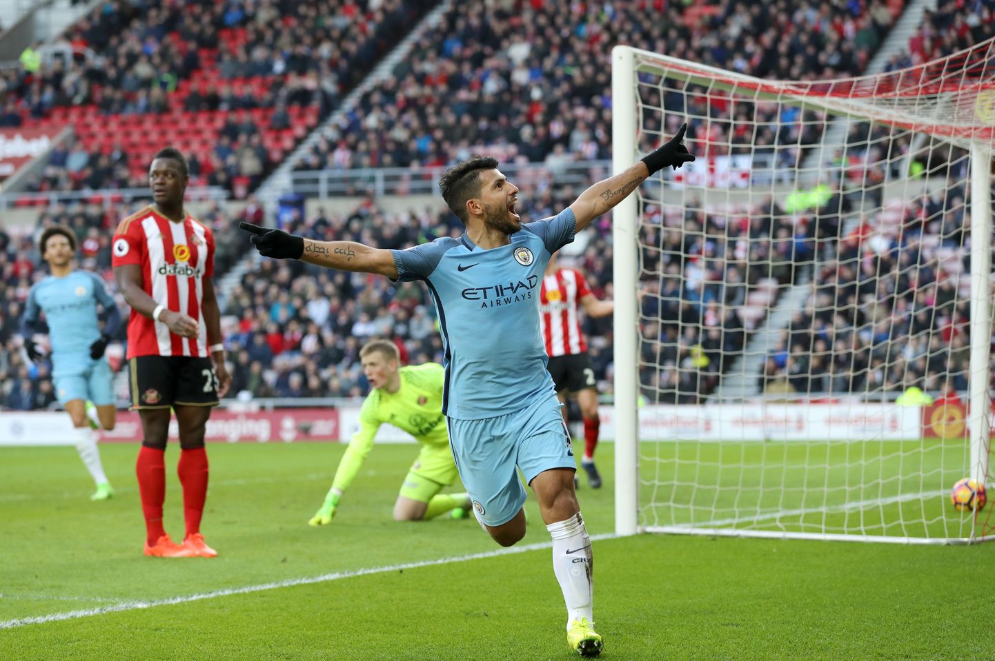 Manchester City ründestaar Sergio Agüero tähistamas Sunderlandi vastu löödud väravat..