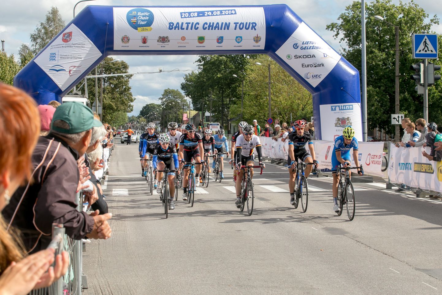 Balti Keti velotuuri finiš Pärnu Kaubamajaka juures eelmisel aastal.