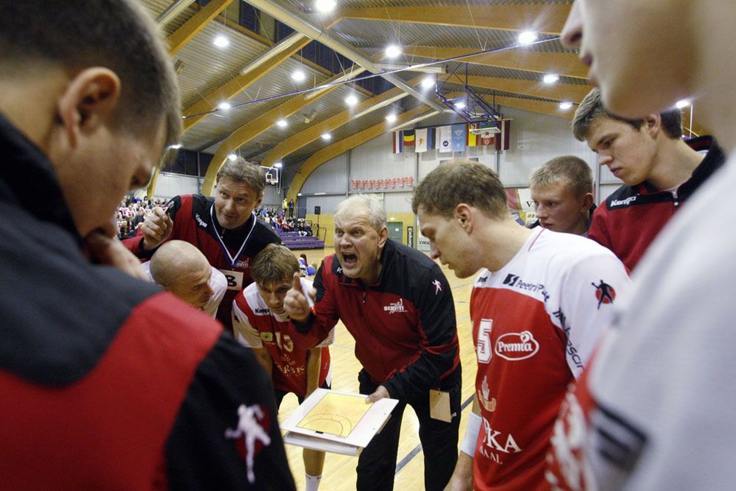 Põlva Serviti käsipallimeeskonna peatreener Kalmer Musting (keskel) meeskonda juhendamas.