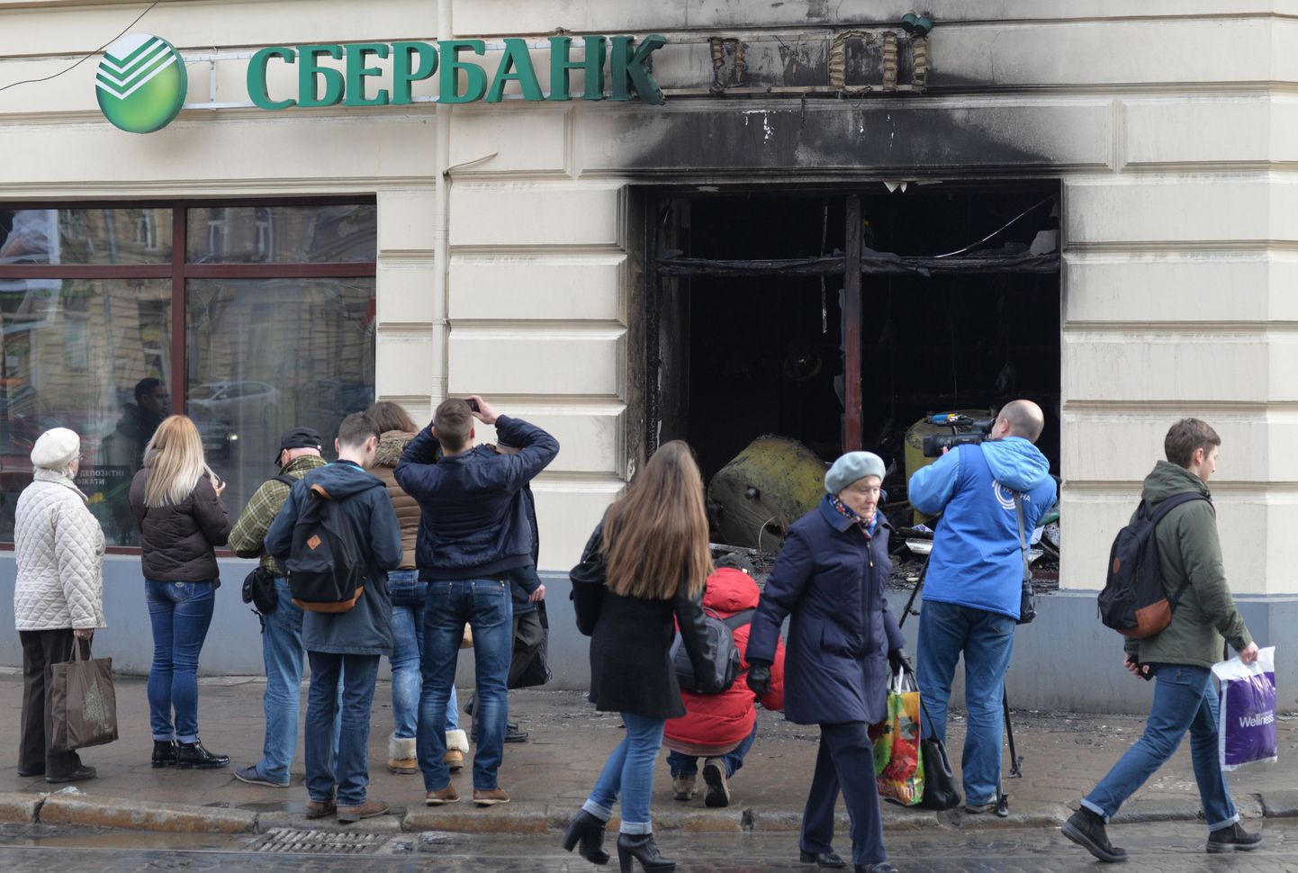 Maidani aastapäeval süüdatud Vene Sberbanki kontor Lvivis.