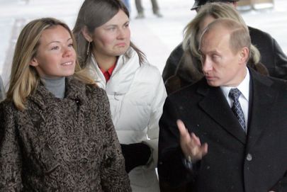 Venemaa president Vladimir Putin oma tütre Mariaga vestlemas. Foto: Scanpix