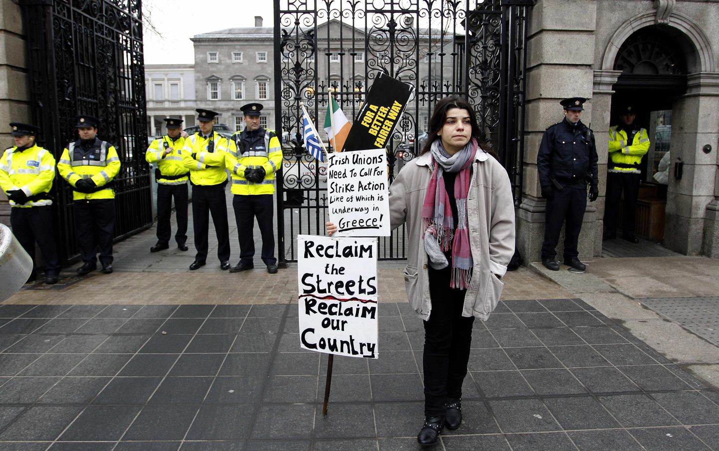 Protesteerija Iirimaa parlamendihioone ees.
