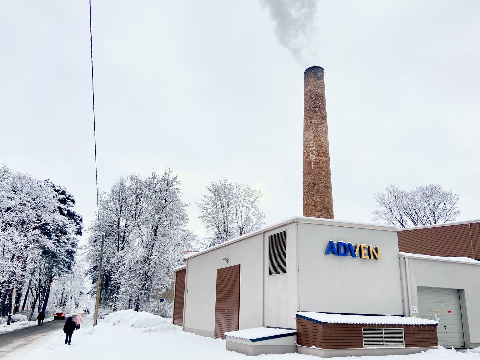 Adven Eesti tossav katlamaja Narva-Jõesuus külmal talvepäeval.