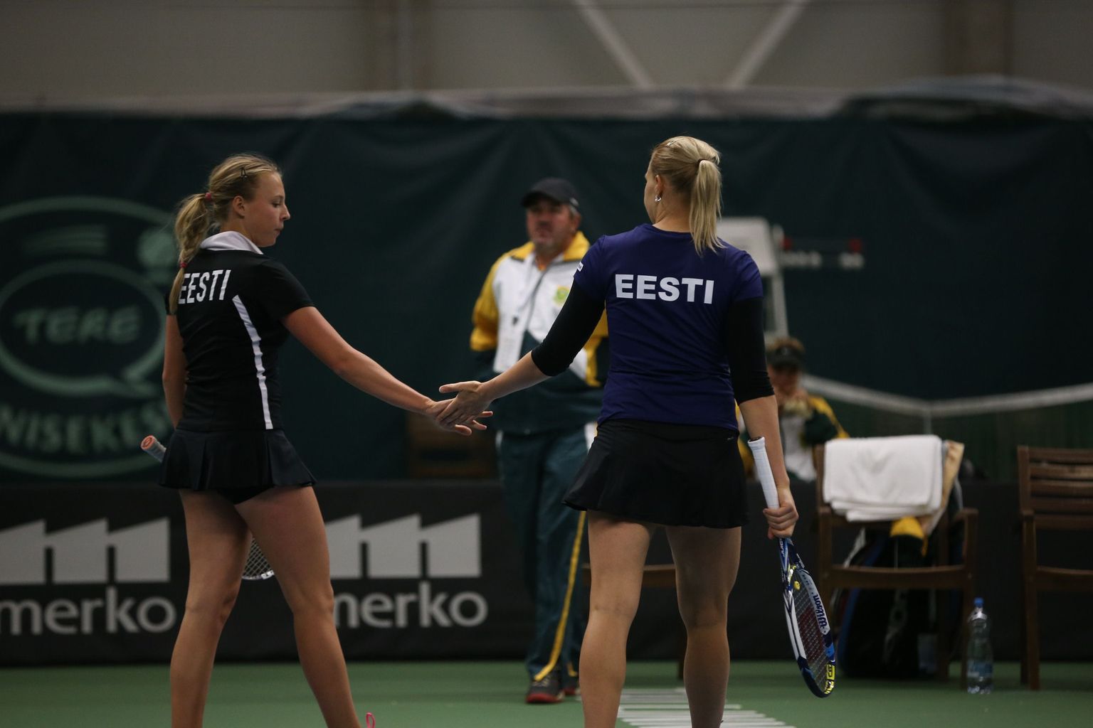 Tennise Fed Cupi Euro-Aafrika tsooni teise grupi turniiril kaotas Eesti teisel päeval 1:2 Lõuna Aafrika Vabariigile. Otsutsvaks sai paarismäng, kus Kaia Kanepi ja Anett Kontaveit jäid 6:3, 3:6, 4:6 alla Chanel Simmondsile ja Chanelle Scheepersile.