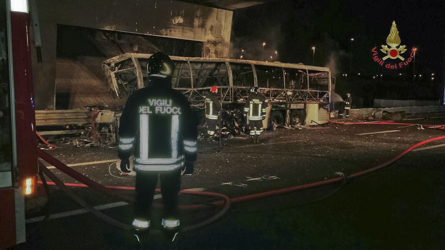 Põhja-Itaalia kiirteel Verona lähedal sai Ungari bussiga juhtunud õnnetuses surma 16 inimest.