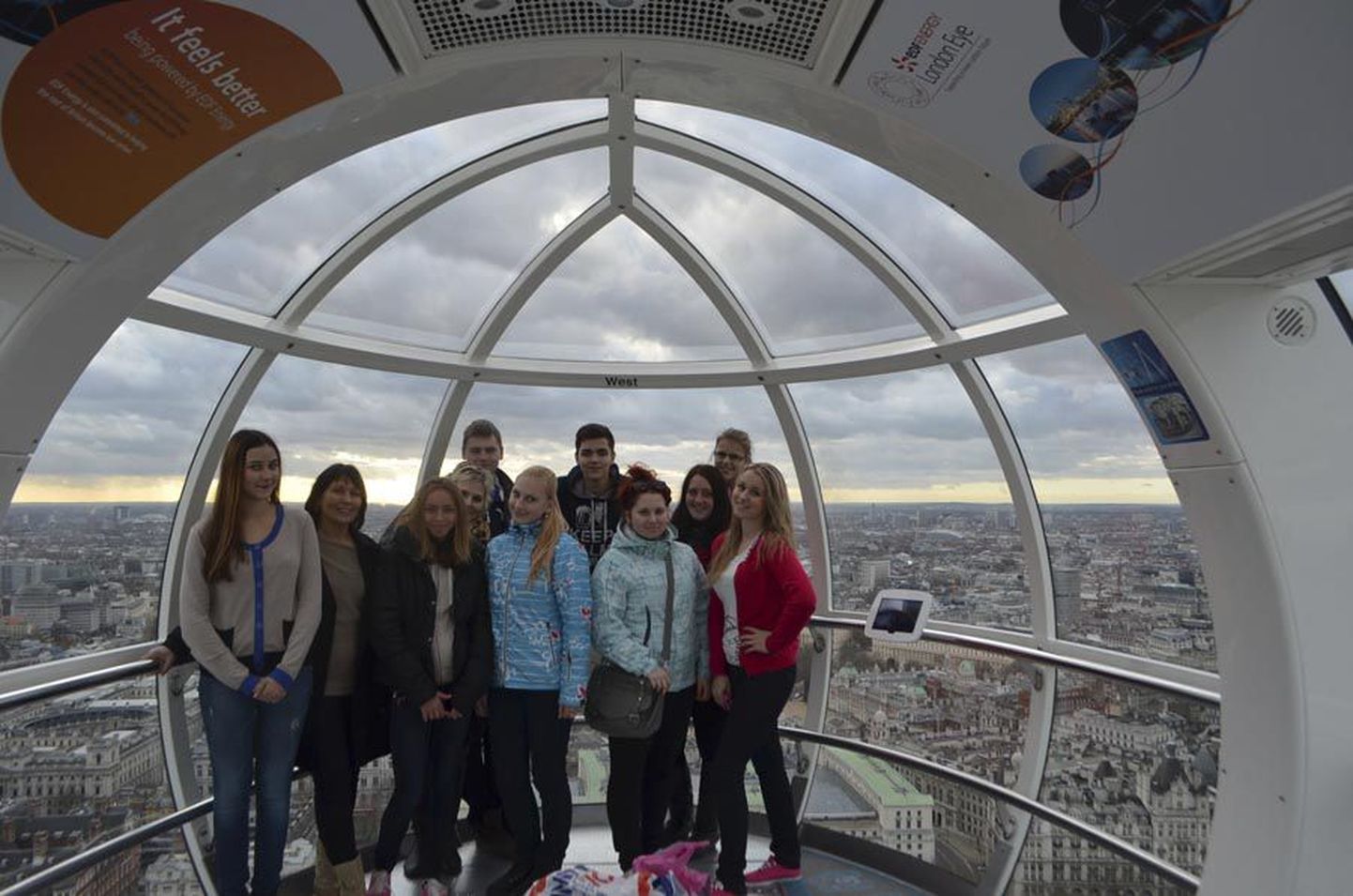 Tarvastu kooli rühm käis üheteistkümnenda klassi õpilase Astrid Strandbergi (punases) juhtimisel muu hulgas vaaterattal The London Eye.
