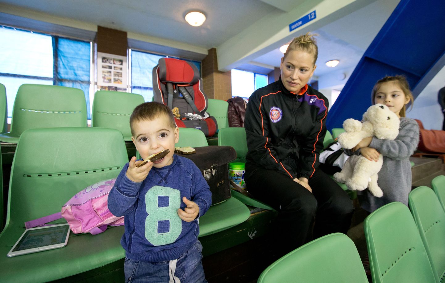 Kati Tolmoff Kalevi Spordihallis toimuval turniiril koos poja Sami ja tütar Rubyga.