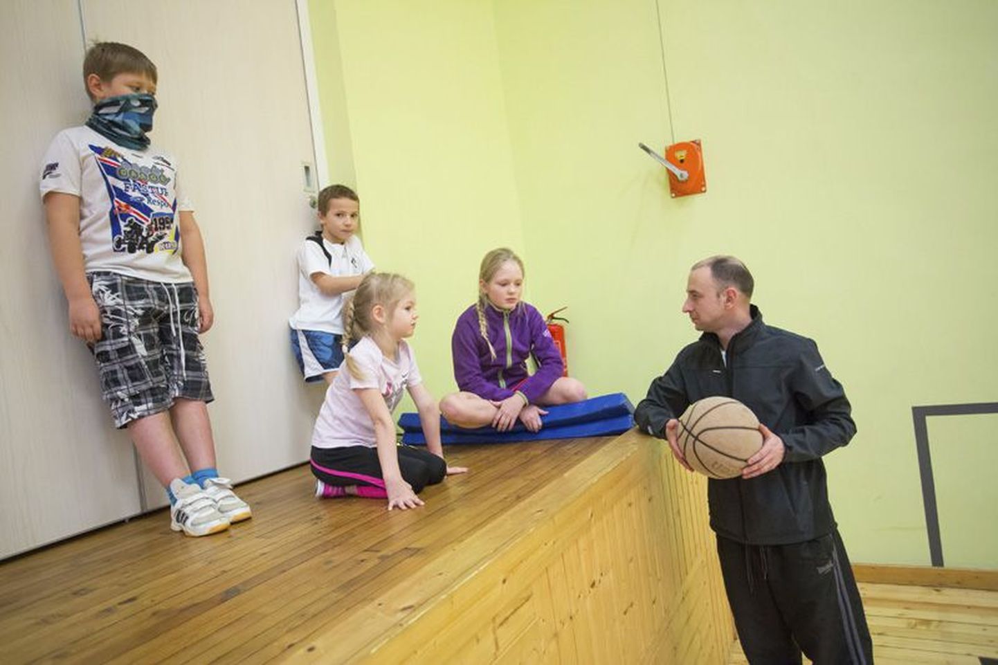 Kristjan Saluvee (paremal) ütles, et viimati jõudis temani huvitav idee korraldada küladevaheline korvpallivõistlus.