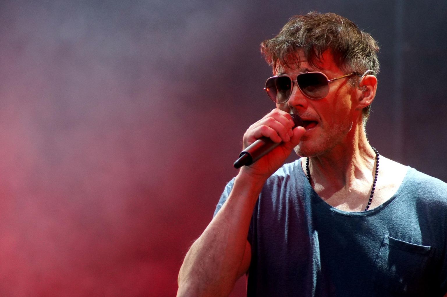 A-ha solist Morten Harket jäi publikuga suhtlemisel pigem tagasihoidlikuks.