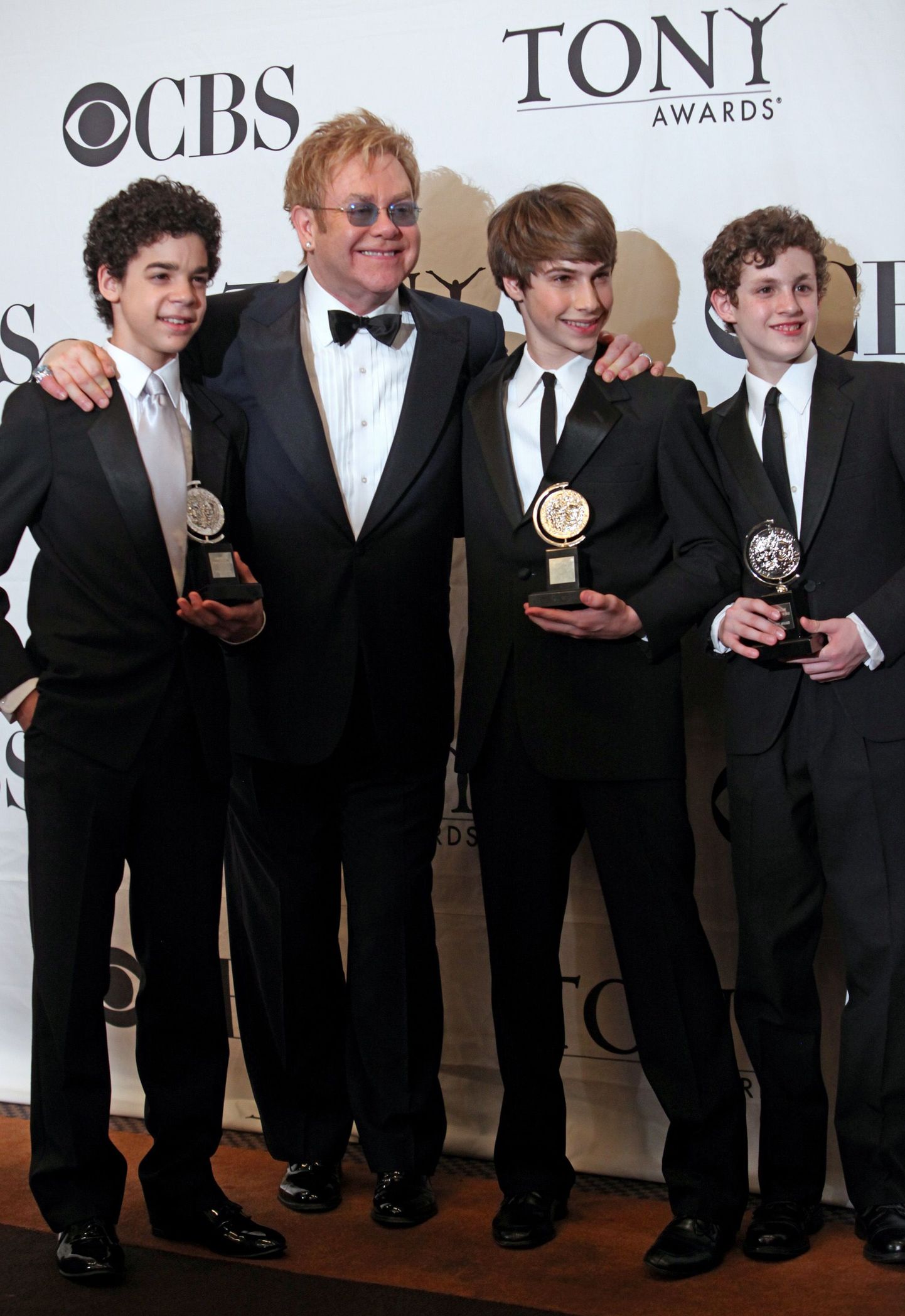 Parima muusikali «Billy Elliot» helilooja Sir Elton John (vasakult teine) koos noorte osatäitjate David Alvarezi (vasakult), Kiril Kulishi ja Trent Kowalikuga.