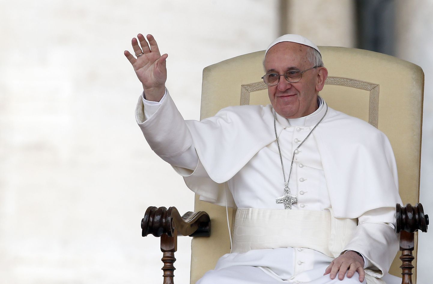 Paavst Franciscus lehvitab rahvale Püha Peetruse väljakul.