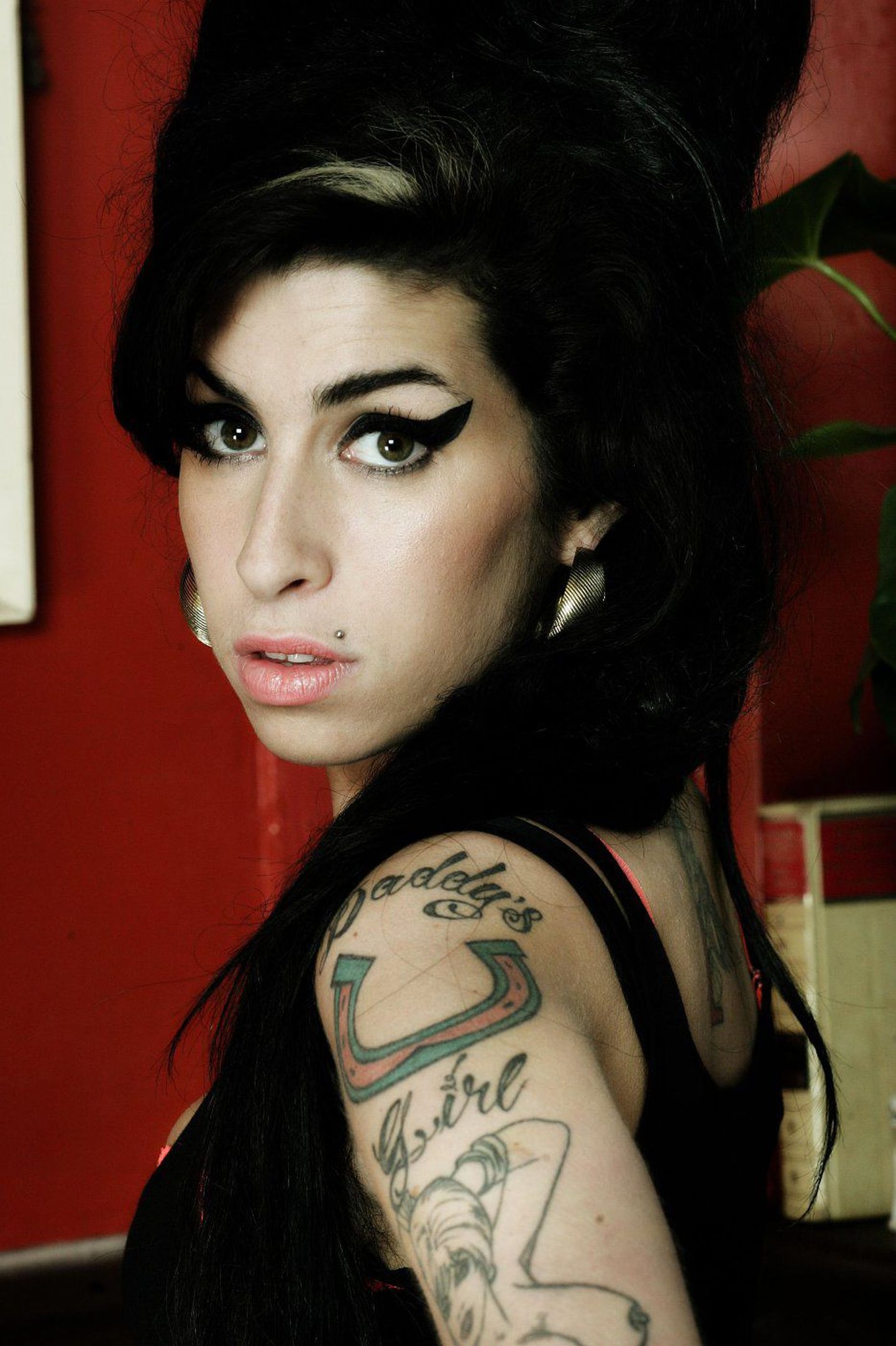 Amy Winehouse'i heroiinisõltlaseks teinud eksabikaasa nõuab lauljanna varandust