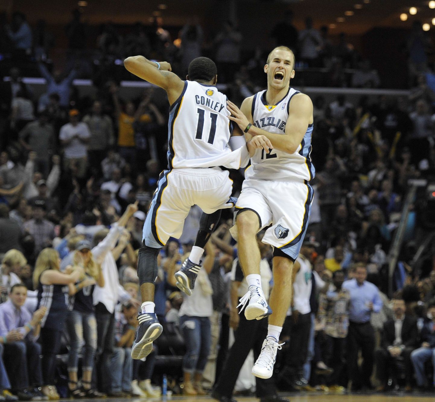Memphis Grizzliesi mängijad Nick Calathes (paremal) ja Mike Conley rõõmustavad võid üle.