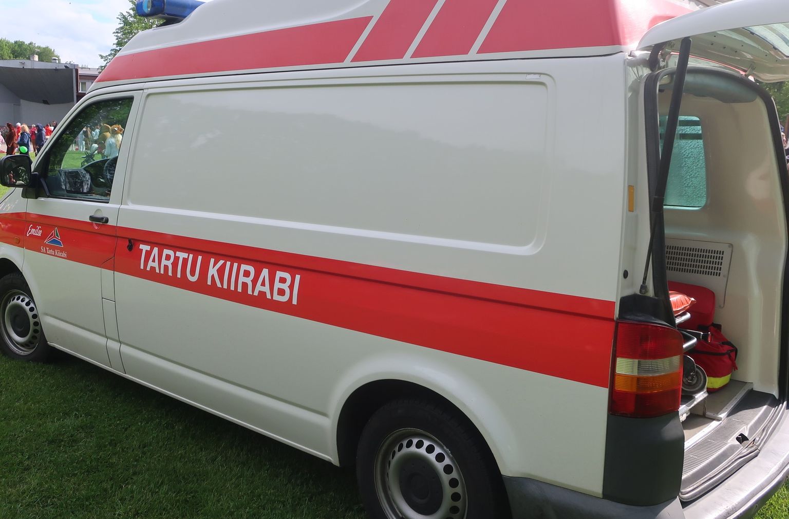 Päästjad aitasid viga saanud mehe viia kiirabiautosse. Foto on illustratiivne.
