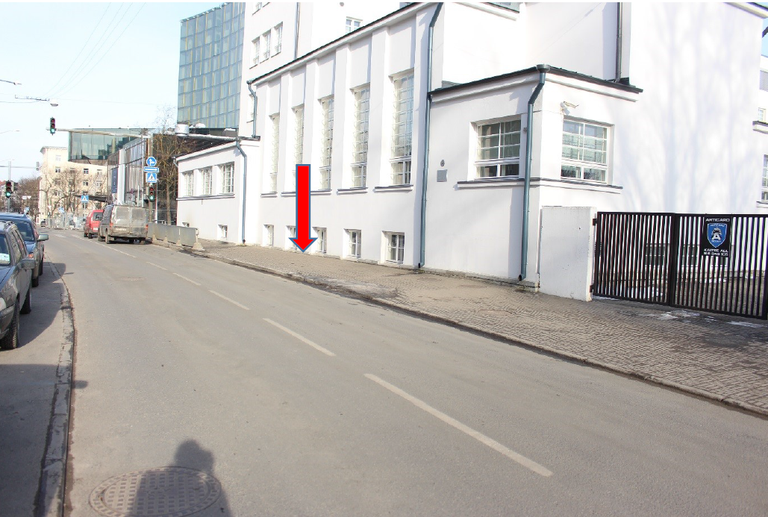 Fr. Kreutzwaldi 25 Tallinna Kesklinna Vene Gümnaasiumi juures on pidevaks probleemiks kooli lapsi toovate lapsevanemate poolt kõnniteel peatumine. Oma käitumisega ohustatakse kõnniteel liikuvaid jalakäijaid. Kõnniteele sõitmise takistamiseks tuleks paigaldada teepiire. Antud probleemiga on pöördunud politsei poole ka koolipersonal.