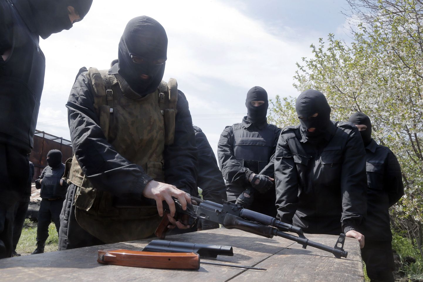 Donetski separatsistid täna linna lähedal õppustel.