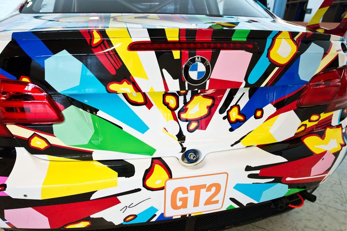 Jeff Koonsi kujundatut värvidest plahvatavat autot saab imetleda pühapäevast ja tasuta näitus jääb Kumus avatuks 28. juulini.