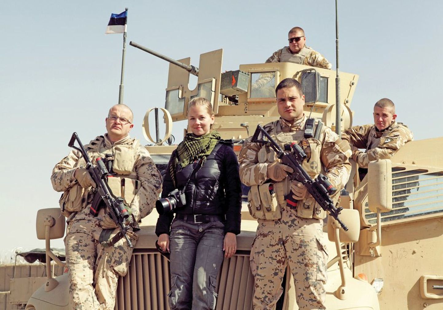 Кинорежиссер Леэни Линна с эстонскими военнослужащими в Афганистане в феврале 2012 года.