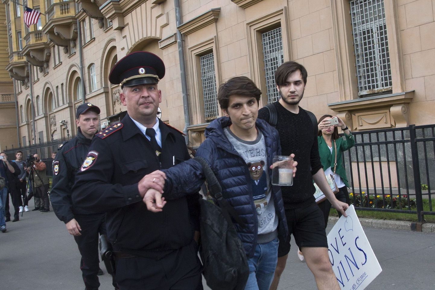 Plakatit sõnumiga 'Armastus võidab' Moskva USA saatkonna ette asetada soovinud kaks noormeest toimetati politsei poolt minema.