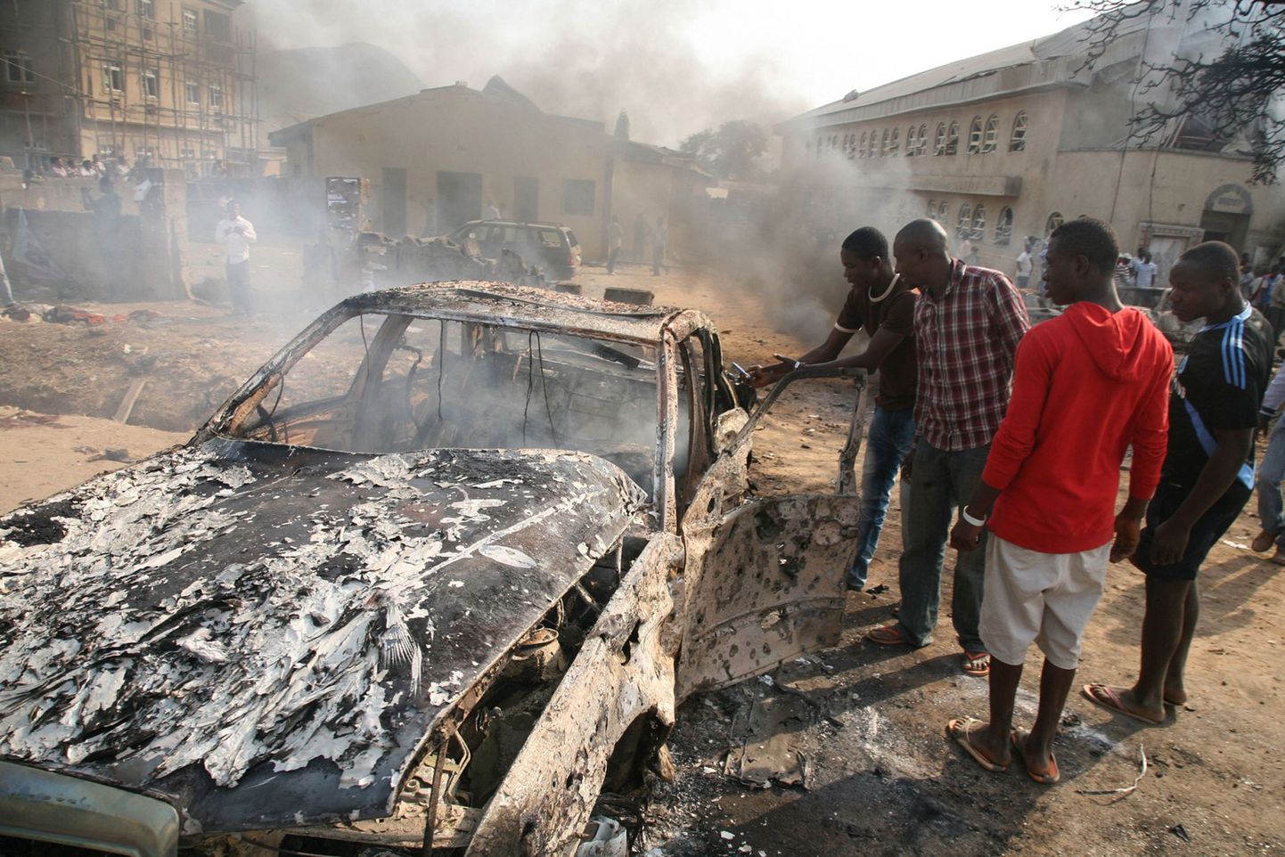 Madalla pärast 25. detsembril toimunud pommirünnakut linnas asuvale Püha Theresa kirikule. Rünnaku korraldamise eest võttis vastutuse Boko Haram.