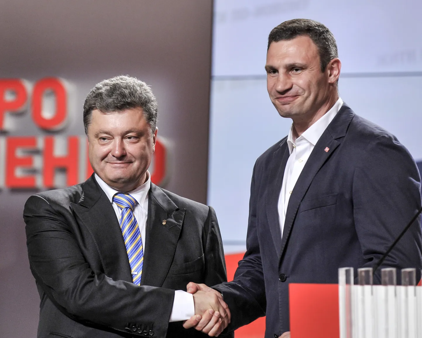 Ukraina presidendikandidaat Petro Porošenko (vasakul) koos Kiievi linnapeaks pürginud Vitali Klitškoga eile Kiievis.