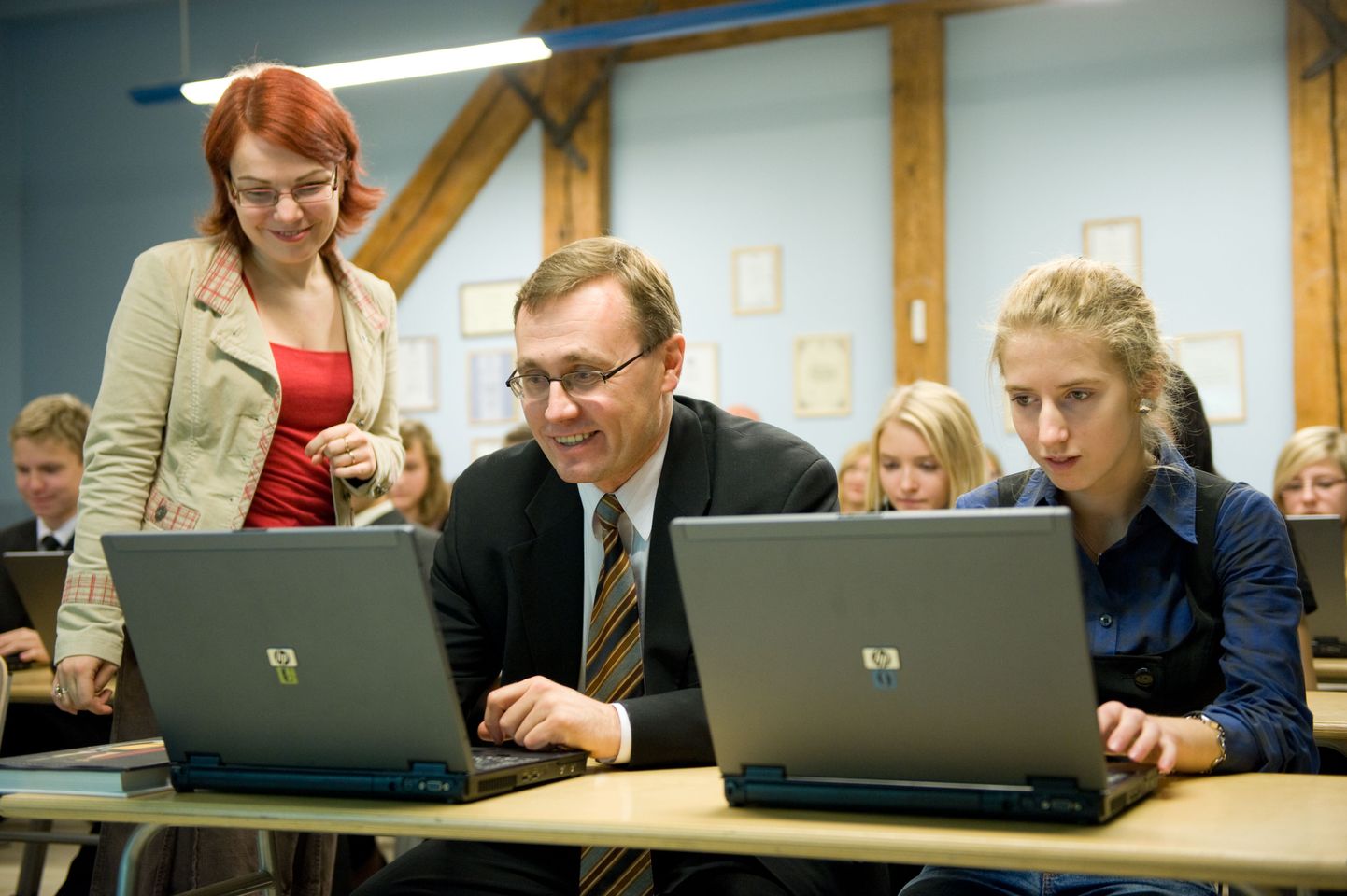 Koolitund sülearvutitega Gustav Adolfi Gümnaasiumis. Pildil haridusminister Tõnis Lukas ja emakeele õpetaja Inga Laidna.
