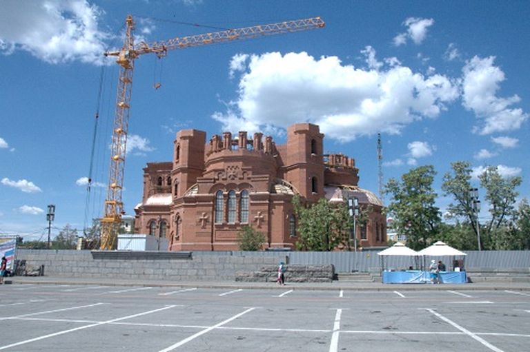 Кафедральный собор св. Александра Невского на площади Павших борцов. 