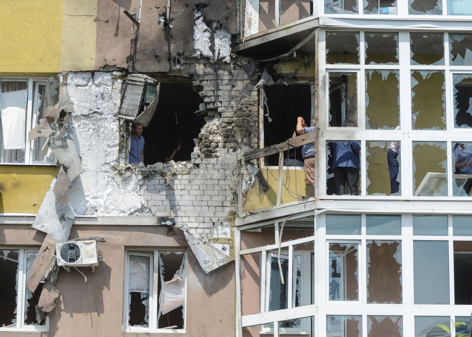 В Воронеже в жилой дом врезался беспилотник.