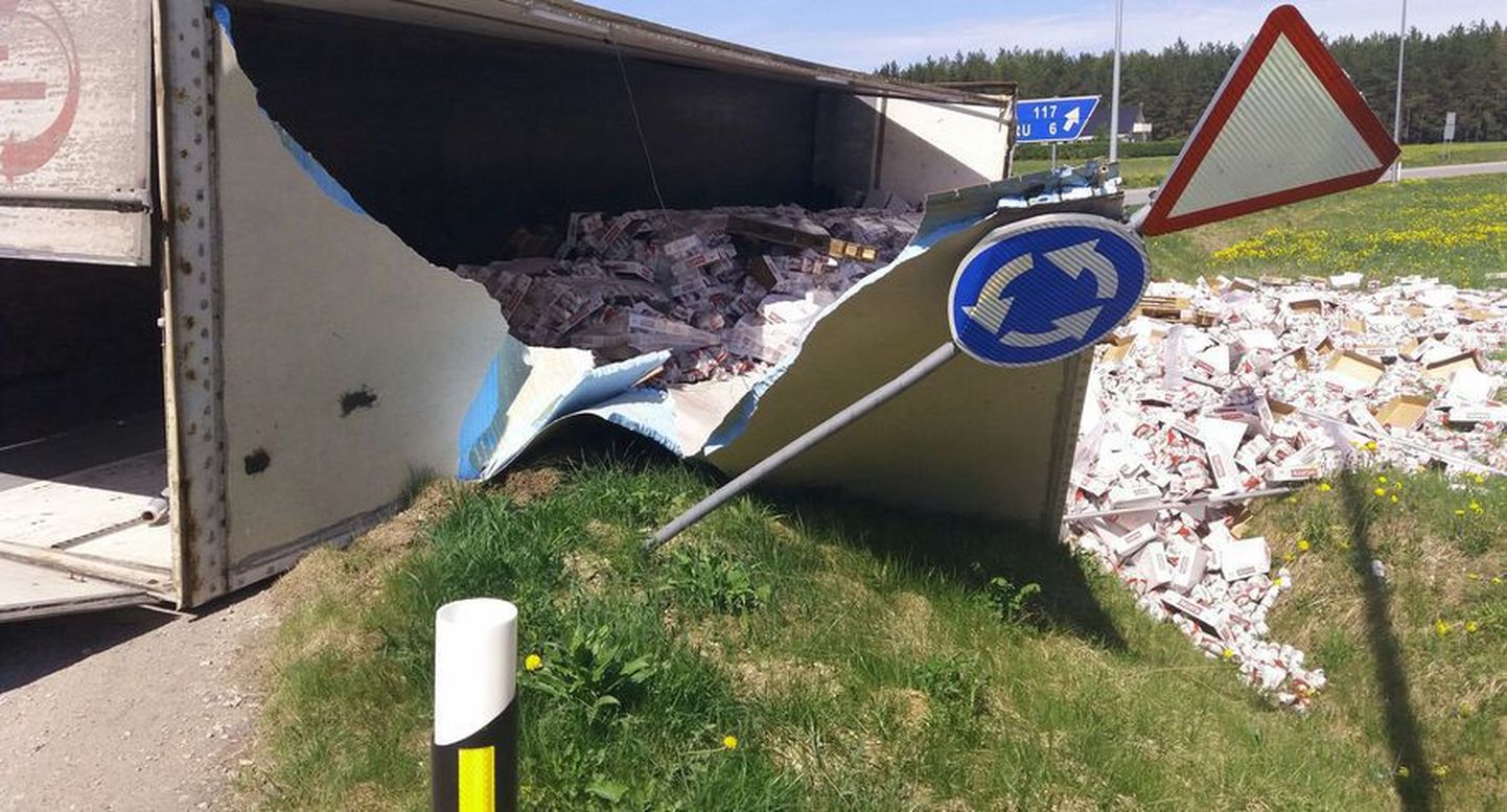 Politsei karistas 30. mail Rakvere ümbersõidul Rägavere ringristmikul õllepurke täis veoauto kummuli sõitnud ja sündmuskohalt põgenenud 52-aastast meest 220-eurose rahatrahviga ning võttis talt seitsmeks kuuks mootorsõiduki juhtimise õiguse.