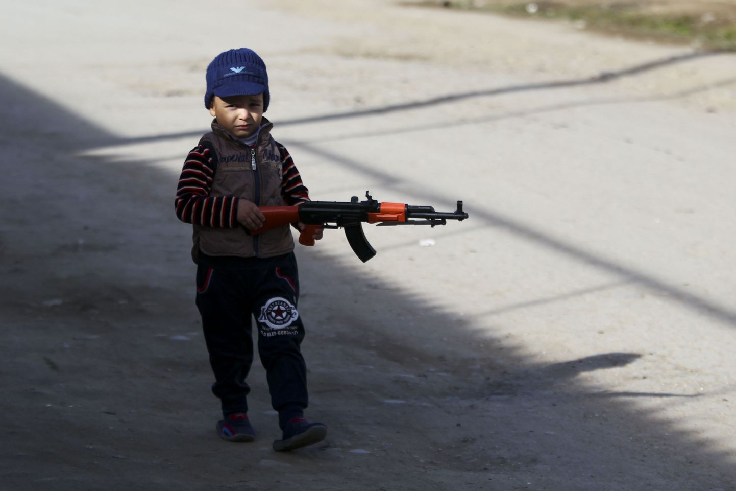 Väike poiss relvaga Dagestanis, kust viimasel ajal on islamistide ridadesse suundunud paljud noored naised ja mehed.