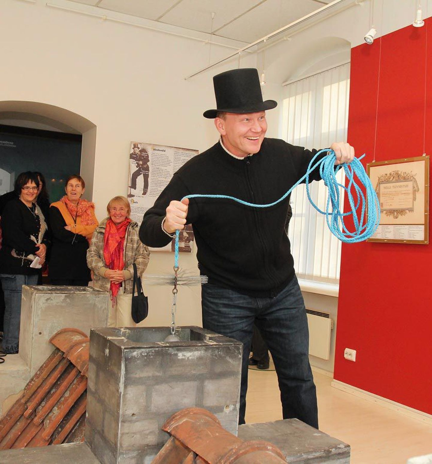 2012. aasta sügisel näitas Jaak Pihlak Viljandi muuseumi näitusel «Mees kuldse nööbiga», kuidas korstnapühkijad töötavad. Talvisel ajal on muuseumi näitusesaal aga rahapuuduse tõttu külastajatele suletud.
