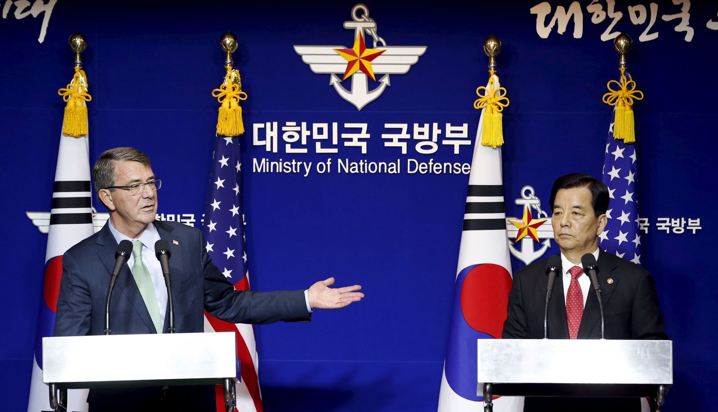 USA kaitseminister Ash Carter (vasakul) koos Lõuna-Korea ametivenna Han Min Kooga kohtumisel Seoulis.