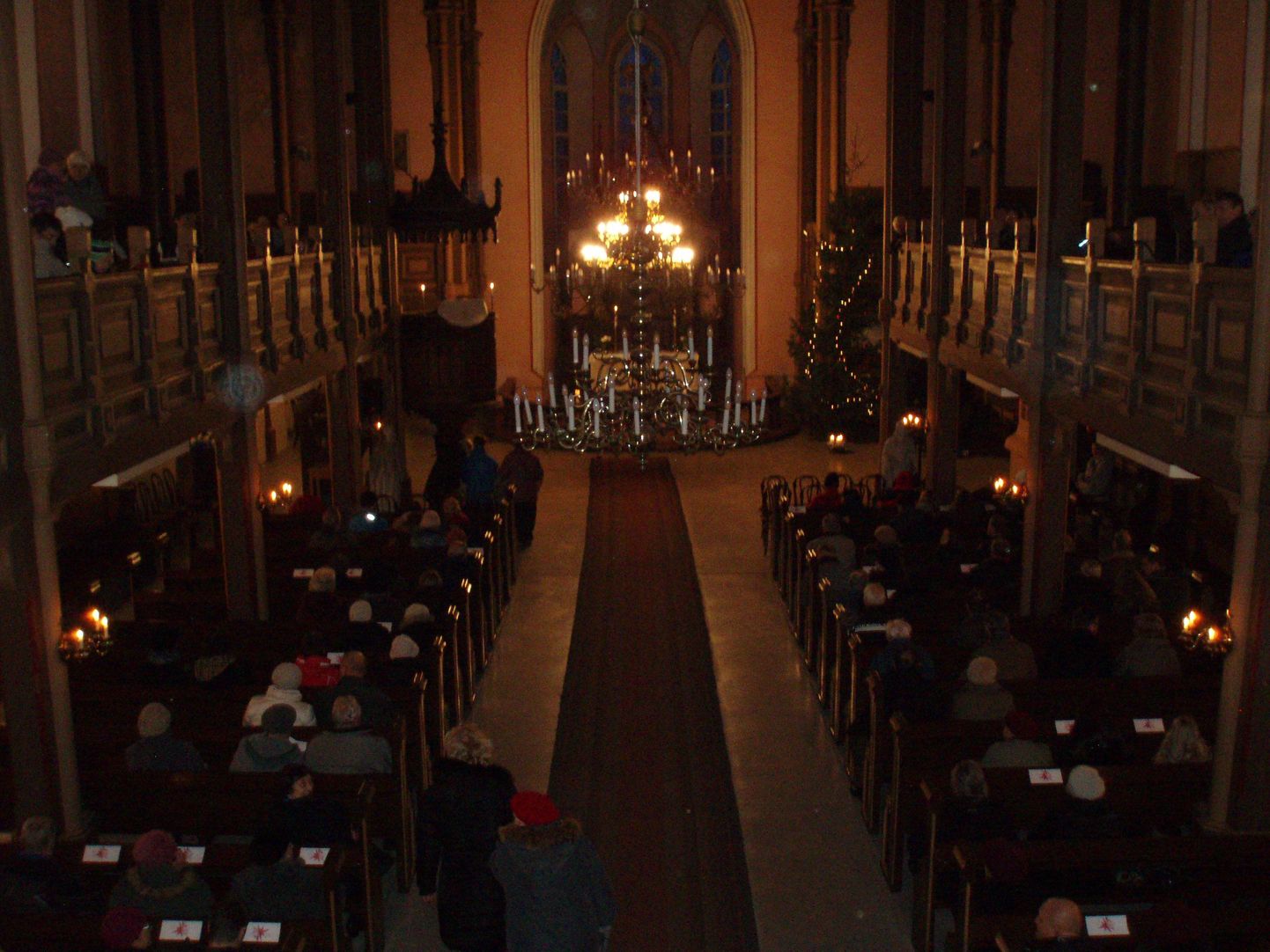 Kümmekond minutit enne jõulujumalateenistuse algust istus Pauluse kirikus umbes sada inimest.