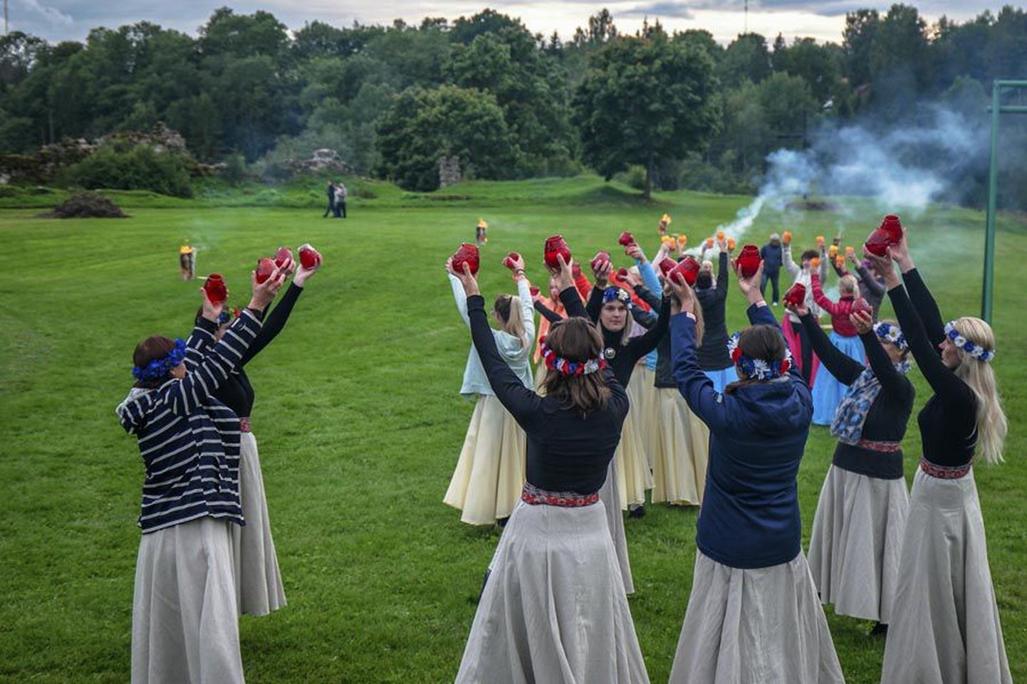 Juba aastaid on meefestivali avapidu toimunud laulu ja tantsu saatel Karksi ordulinnuses.