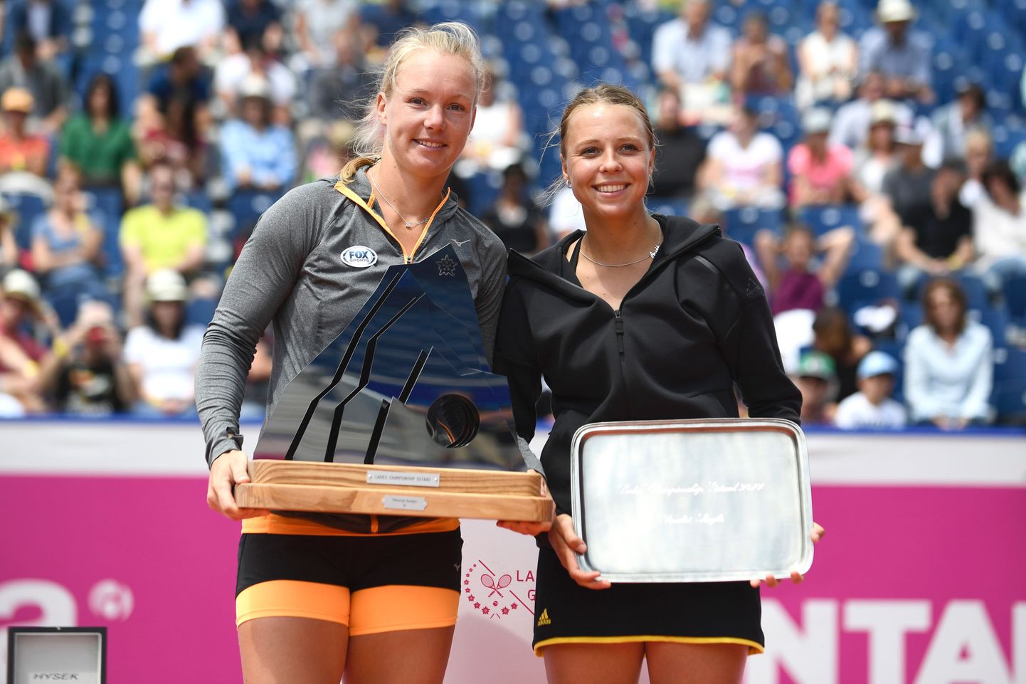 Kiki Bertens (vasakul) ja Anett Kontaveit pärast Gstaadi WTA-turniiri finaalmatši autasustamisel.