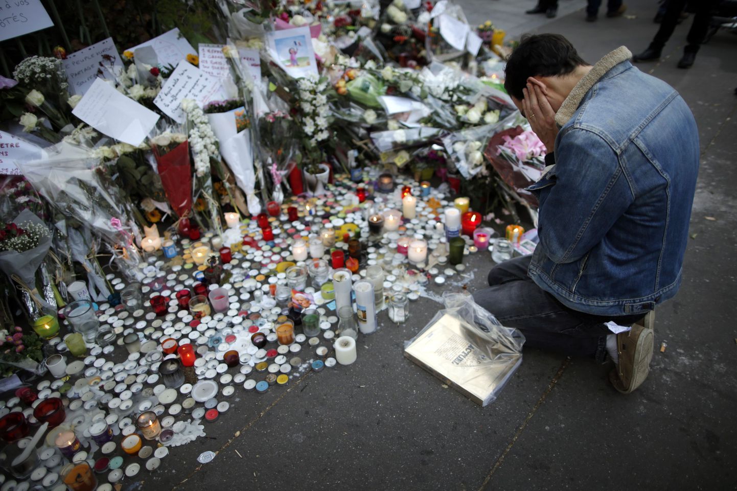 13. novembri rünnakutes hukkunute mälestamine Pariisis Place de la Republique´il