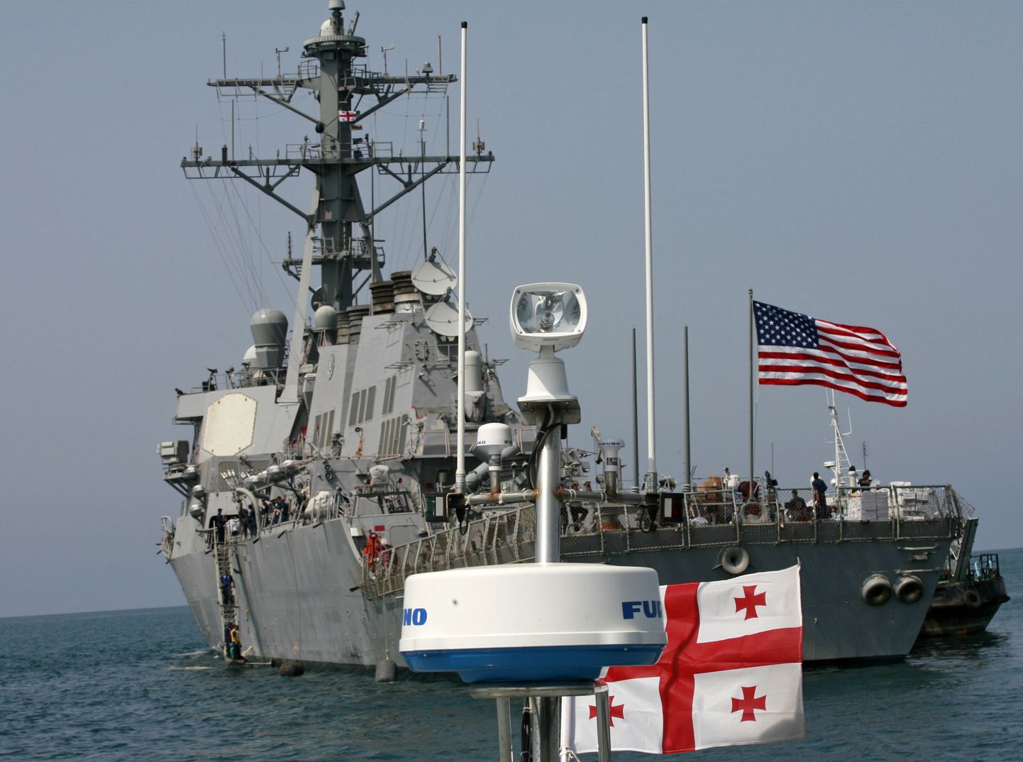 USA mereväe alus McFaul jäi 24. augustil ankrusse Mustal merel Bathumi lähedal.