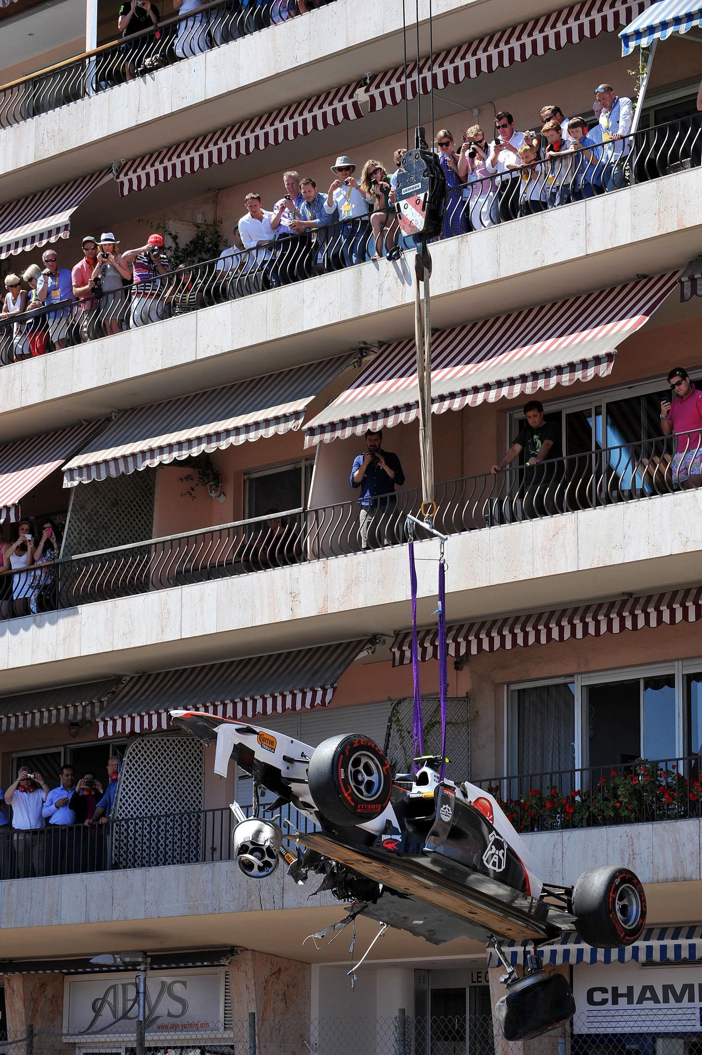 Sergio Perezi vormel toimetatakse pärast avariid sündmuskohast ära.