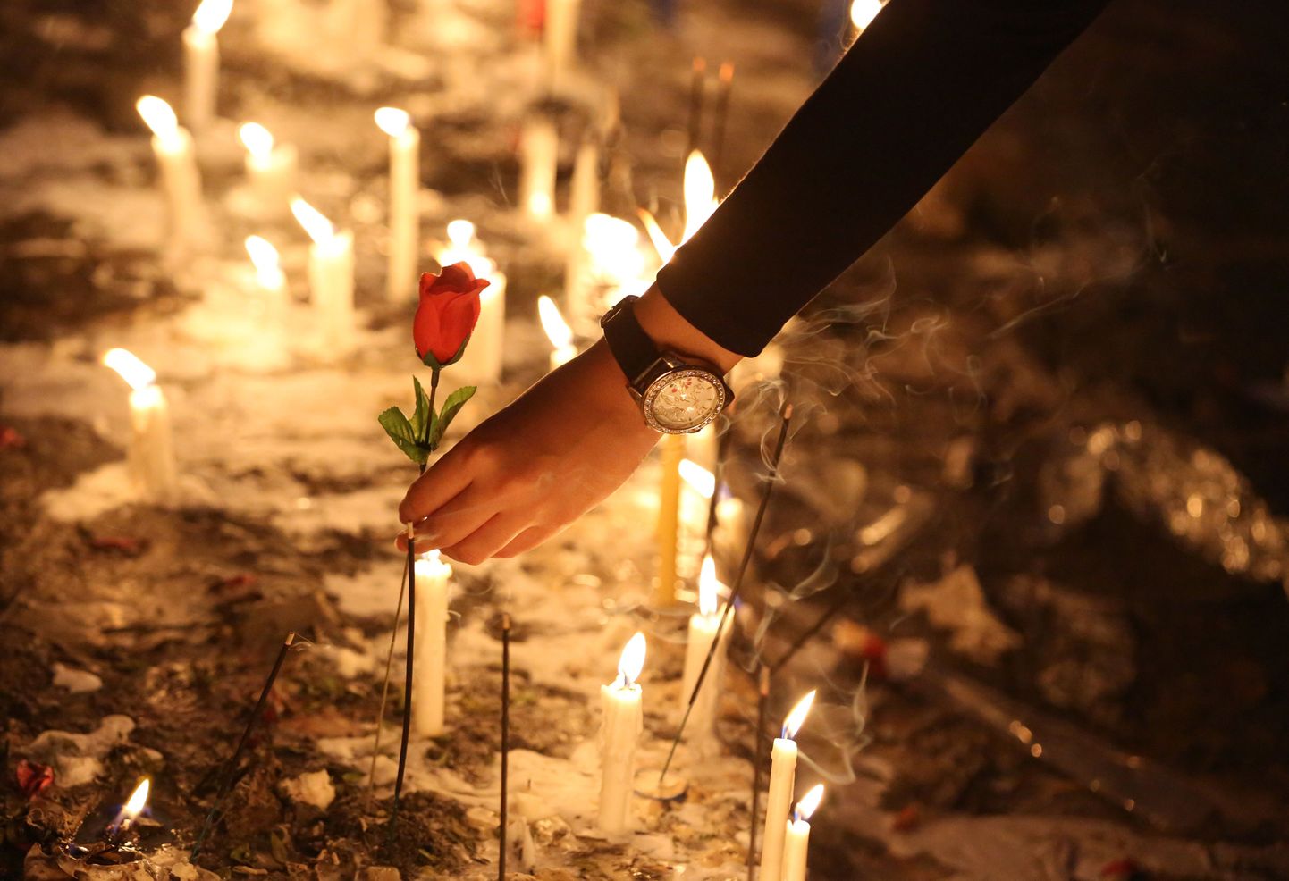 Küünlad ja lilled Bagdadi Karrada linnaosa rahvarohkes kaubanduspiirkonnas, kus 3. juulil pandi toime ohvriterohke enesetapurünnak.