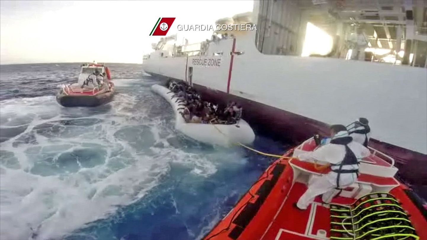 Itaalia rannavalve videokaader, millel on näha põgenike päästmist Vahemerel