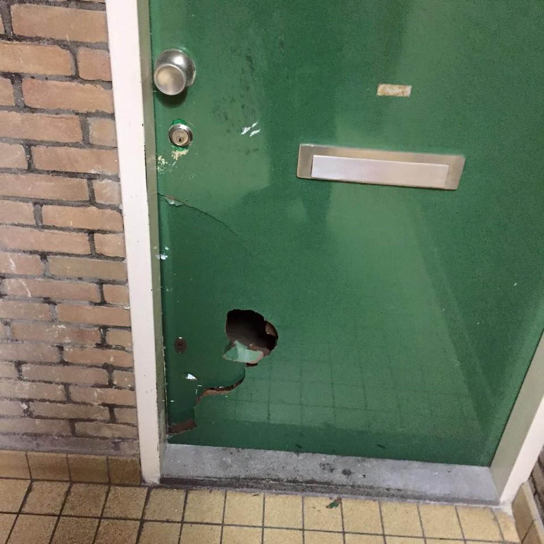 Amsterdami Zuid-Buitenvelderti politsei murdis jõuga mehe korterisse, kes harjutas, kõrvaklapid peas, ooperiaariat.