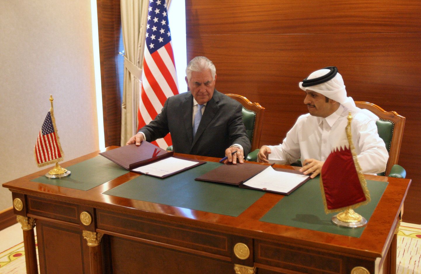 Katari välisminister šeik Mohammed bin Abdulrahman al-Thani ja USA välisminister Rex Tillerson leppe allkirjastamisel.