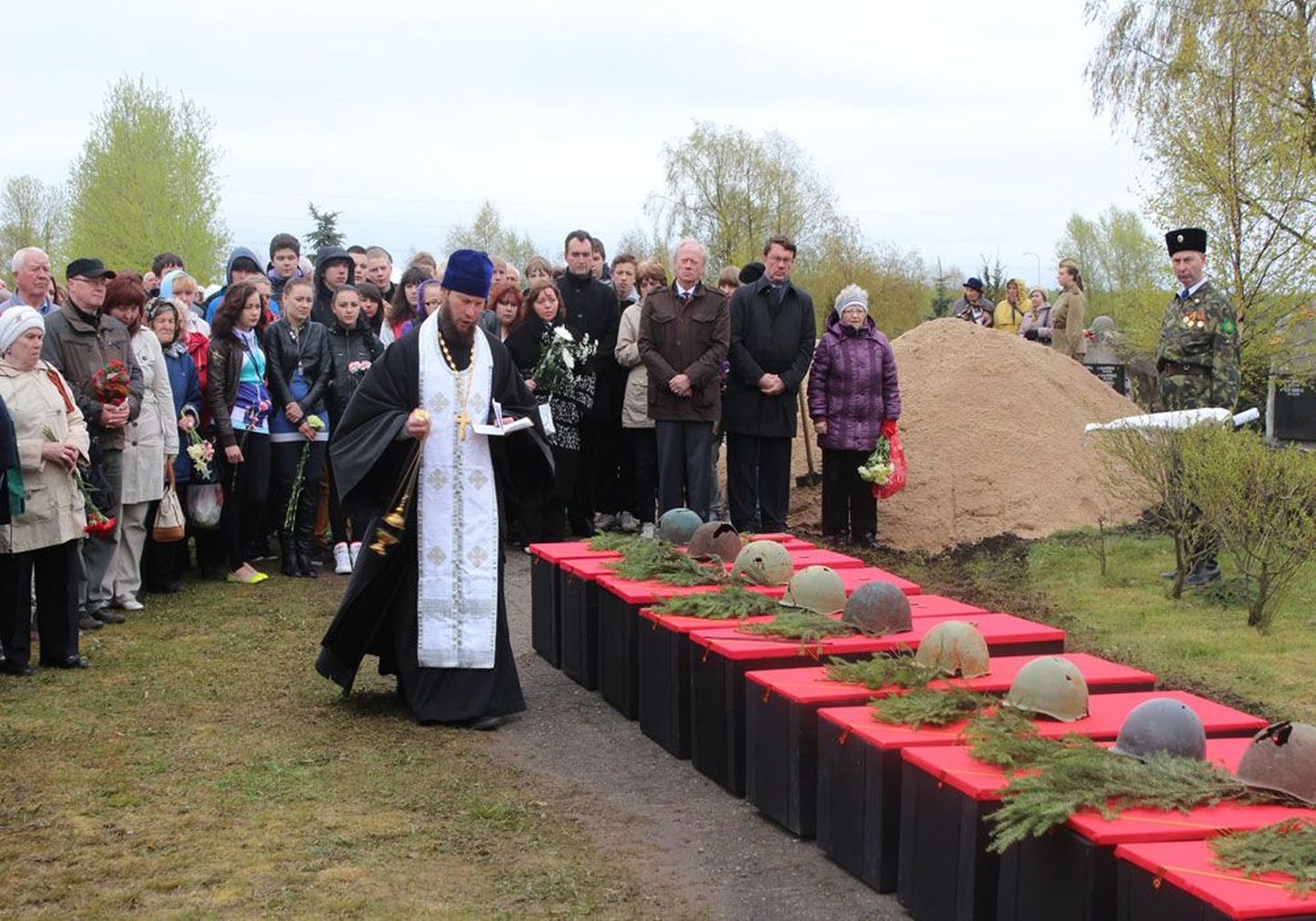 Захоронению останков воинов предшествовал чин погребения, который совершил православный священник.