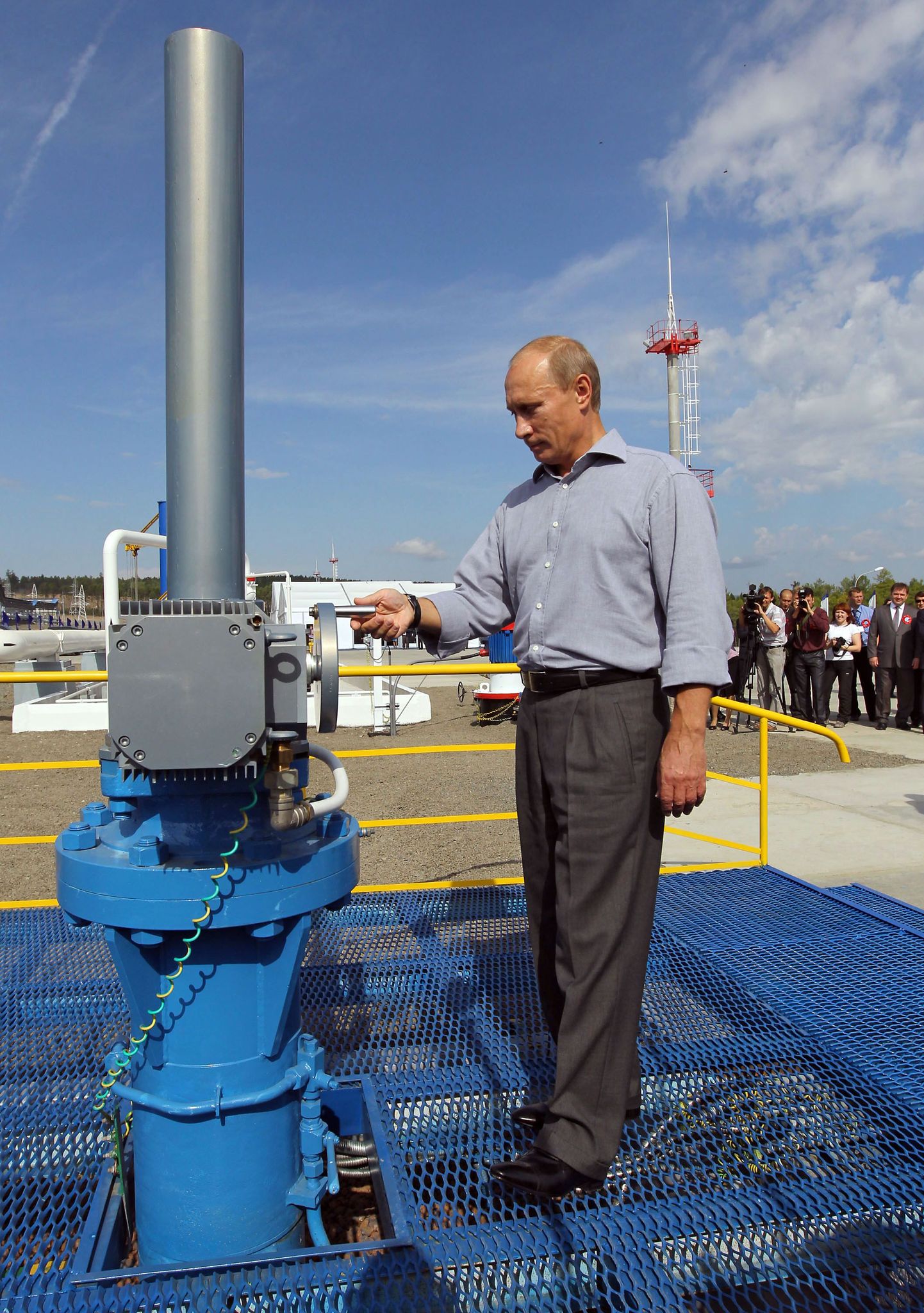 Venemaa peaminister Vladimir Putin avamas 2010. aastal Venemaalt Hiinasses kulgevat naftatoru.