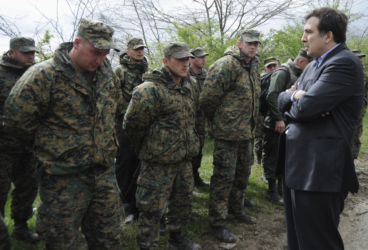 Gruusia president Mihheil Saakašvili kõnelemas sõduritele, kes olevat mässanud Muhrovani baasis.