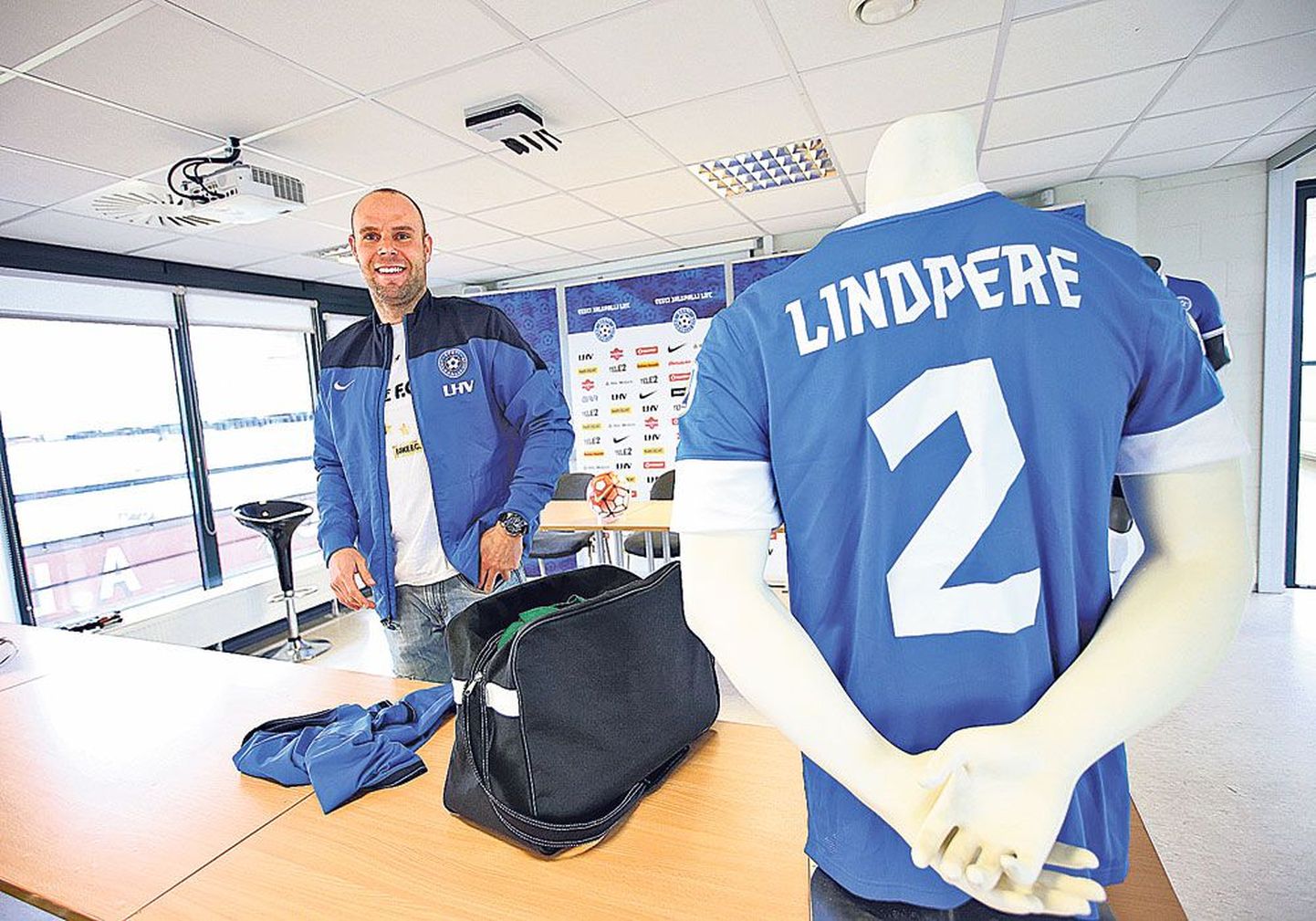 На пресс-конференции, состоявшейся в четверг, Йоэль Линдпере был весел, так как за спиной у него успешная карьера. Своего последнего матча футболист ждет с нетерпением.